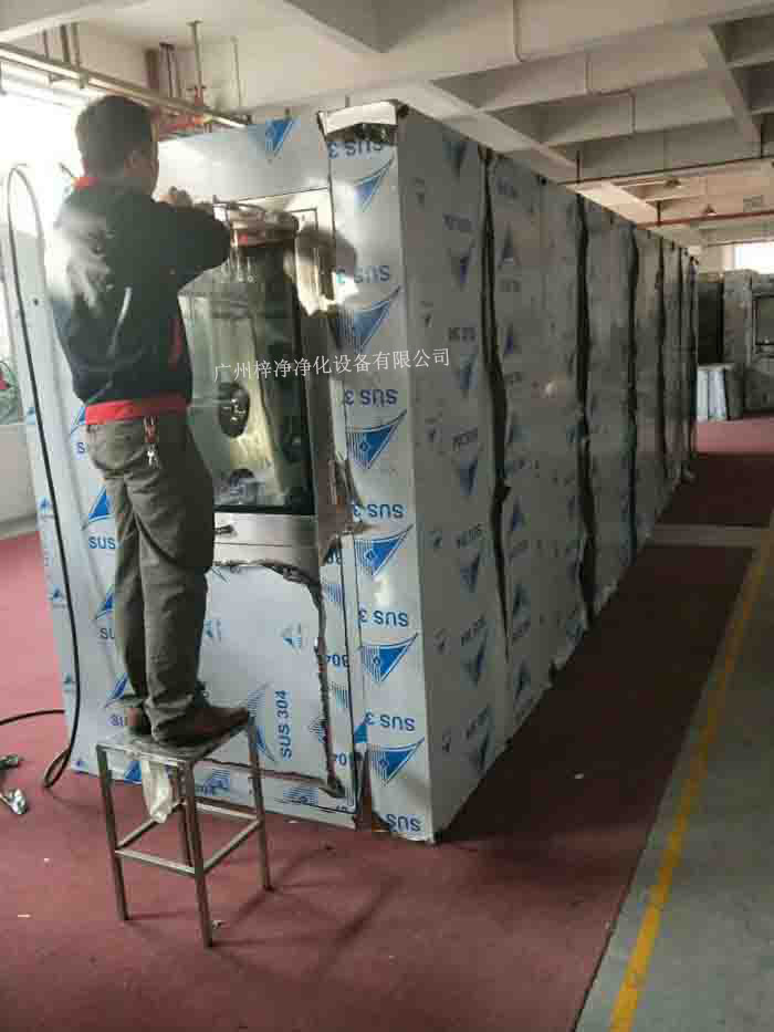 1590型風淋室-標準雙人風淋室是人/貨物進出潔凈室常用的一種凈化裝置。