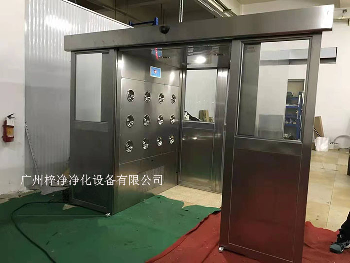 貨淋室是人員和貨物進(jìn)入潔凈室所必需的通道，它可以減少貨物進(jìn)出潔凈室所帶來(lái)的污染問(wèn)題。