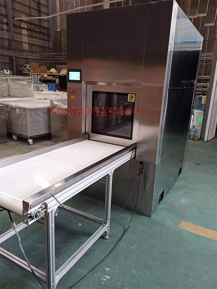 輸送帶傳遞窗還可吹淋被傳遞物品的表面，防止物品可能攜帶塵埃進(jìn)入潔凈室。
