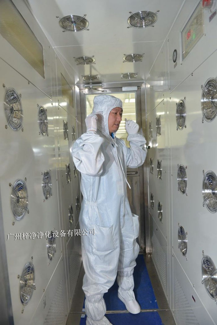 風(fēng)淋室不僅可以為工作人員提供清潔的空氣環(huán)境，還可以對(duì)物料進(jìn)行凈化處理。