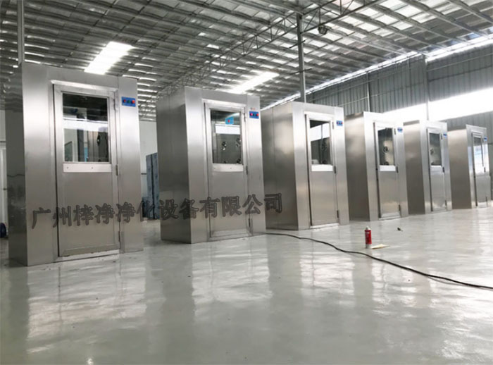 全不銹風(fēng)淋室采用全不銹鋼材質(zhì)制造，具有良好的耐腐蝕性、耐高溫性和耐磨損性。