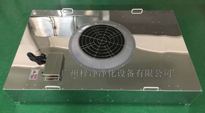 不銹鋼FFU廣泛應(yīng)用于電子、醫(yī)藥、生物工程、食品、化妝品等行業(yè)，如半導(dǎo)體生產(chǎn)線、藥品生產(chǎn)車間、實驗室、手術(shù)室等，為各類潔凈室提供穩(wěn)定的空氣潔凈度保障。
