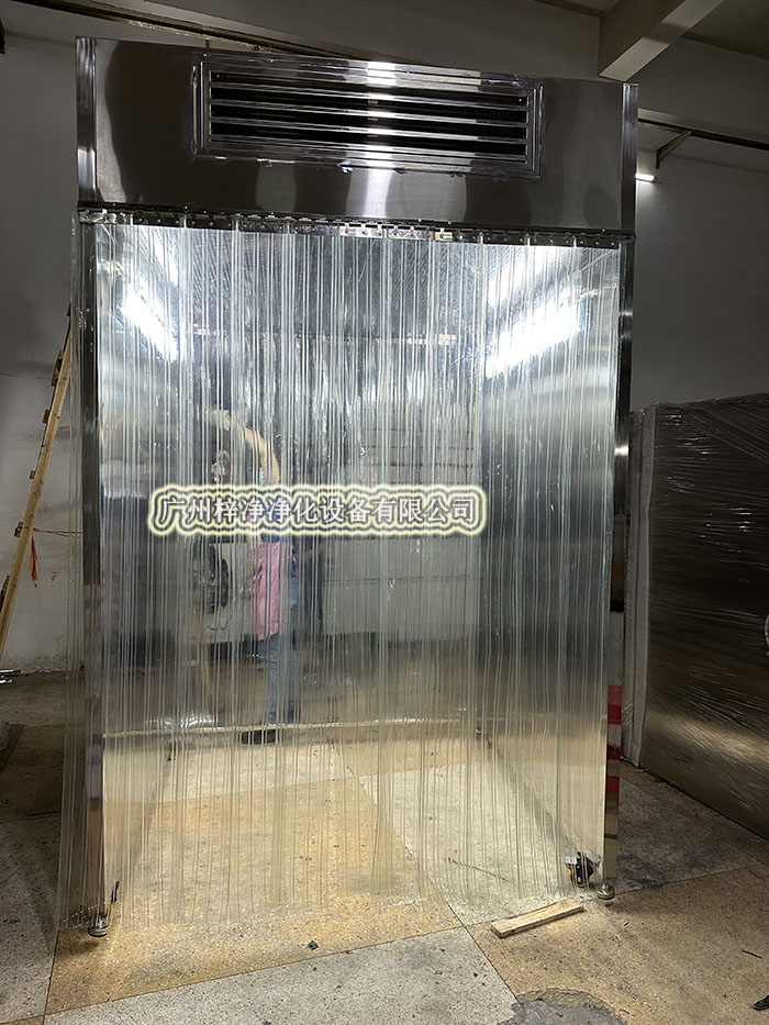 潔凈采樣車工作原理是從室內(nèi)空氣經(jīng)過初效過濾器、高效過濾器出風(fēng)的形式達到高潔凈度的工作環(huán)境，是一種垂直流局部空氣凈化裝置。