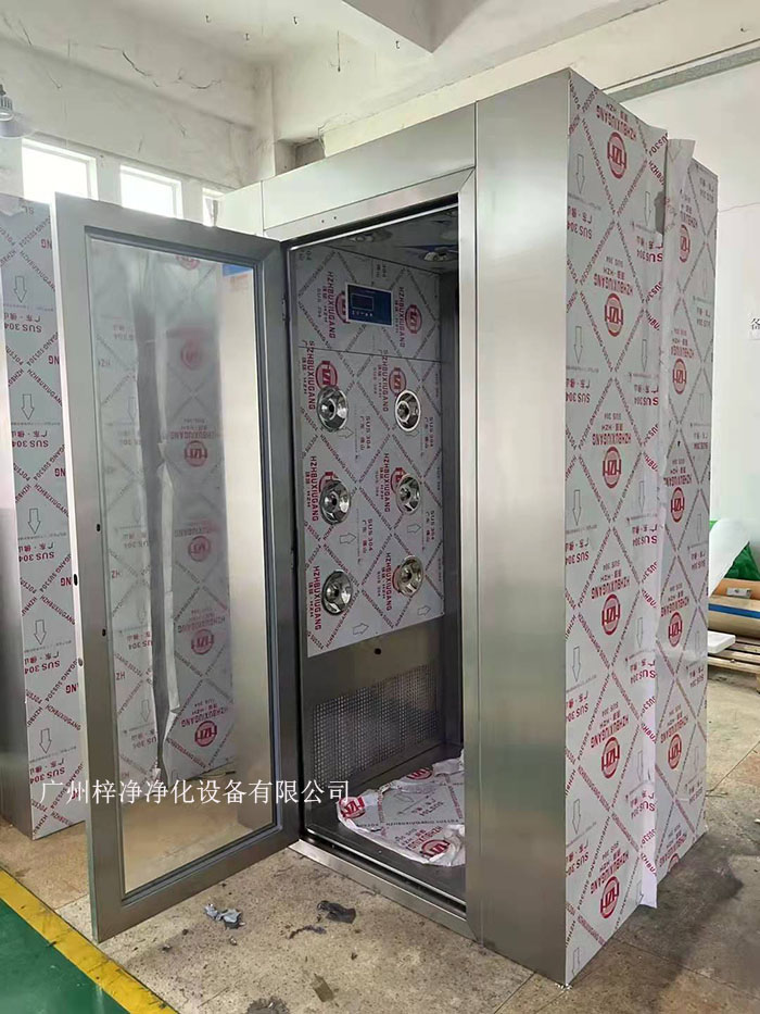 風(fēng)淋室的主要功能是通過高速氣流將塵埃和污物吹離工作人員的衣物和身體，從而確保進(jìn)入潔凈室的環(huán)境符合規(guī)定的潔凈度標(biāo)準(zhǔn)。