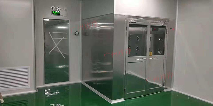 雙開門全不銹鋼風淋通道在各個行業(yè)的應用中，都展現(xiàn)了其卓越的性能和設計理念