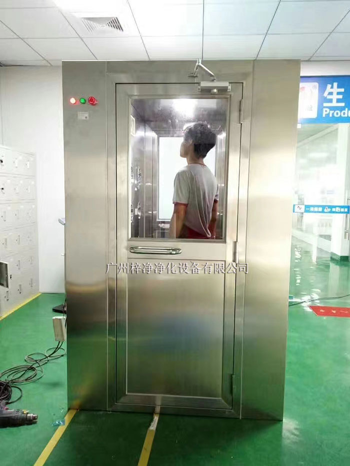 風淋室主要是人員或物品的表面除塵，常用于潔凈室的入口處。
