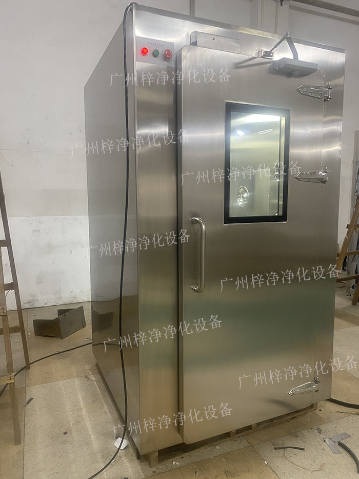 高端滿焊風(fēng)淋室采用滿焊接工藝，無縫連接，防止塵埃進(jìn)入，確保潔凈室的空氣質(zhì)量。