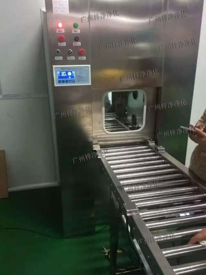 輸送線風(fēng)淋傳遞窗與輸送線貨淋室是潔凈室中用于物品傳遞和空氣凈化的關(guān)鍵設(shè)備。