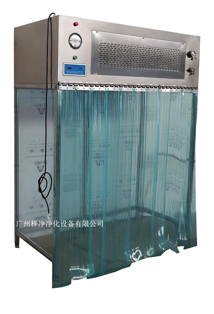 百級潔凈層流罩它主要由箱體、風(fēng)機(jī)、初效空氣過濾器、高效空氣過濾器、阻尼層、燈具等組成。