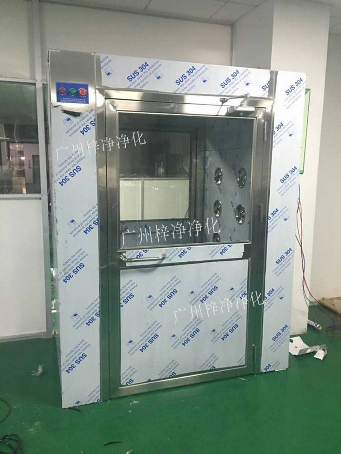 防爆風(fēng)淋室是指風(fēng)淋室的電機(jī)、指示燈、照明燈、接線管必須嚴(yán)格按照防爆標(biāo)準(zhǔn)