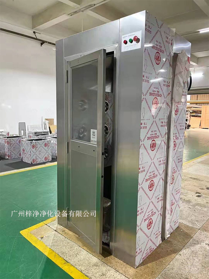 風(fēng)淋室是潔凈室中用于人員凈化的重要裝置。