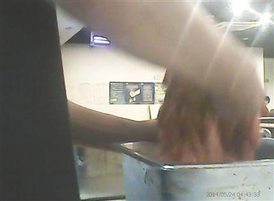 在開餐前，烤肉店一名員工正徒手攪拌肉片。
