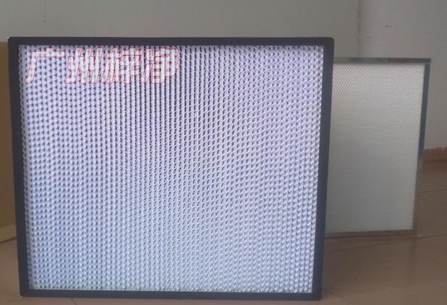 HS有隔板高效過濾器可廣泛用于光學(xué)電子、LCD液晶制造，生物醫(yī)藥、精密儀器、飲料食品，PCB印刷等行業(yè)無塵凈化車間的空調(diào)末端送風(fēng)處。